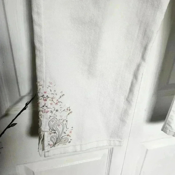 Gloria Vanderbilt Plus Size White  Denim Capri's With Tassle Belt Size 14 - Picture 4 of 9